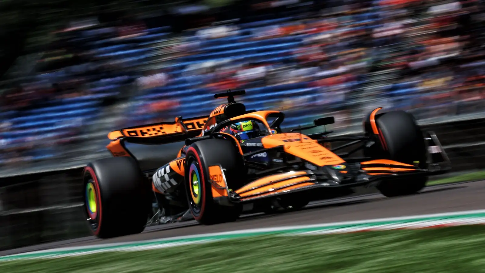 McLaren dépasse les leaders tout en posant problème à Red Bull