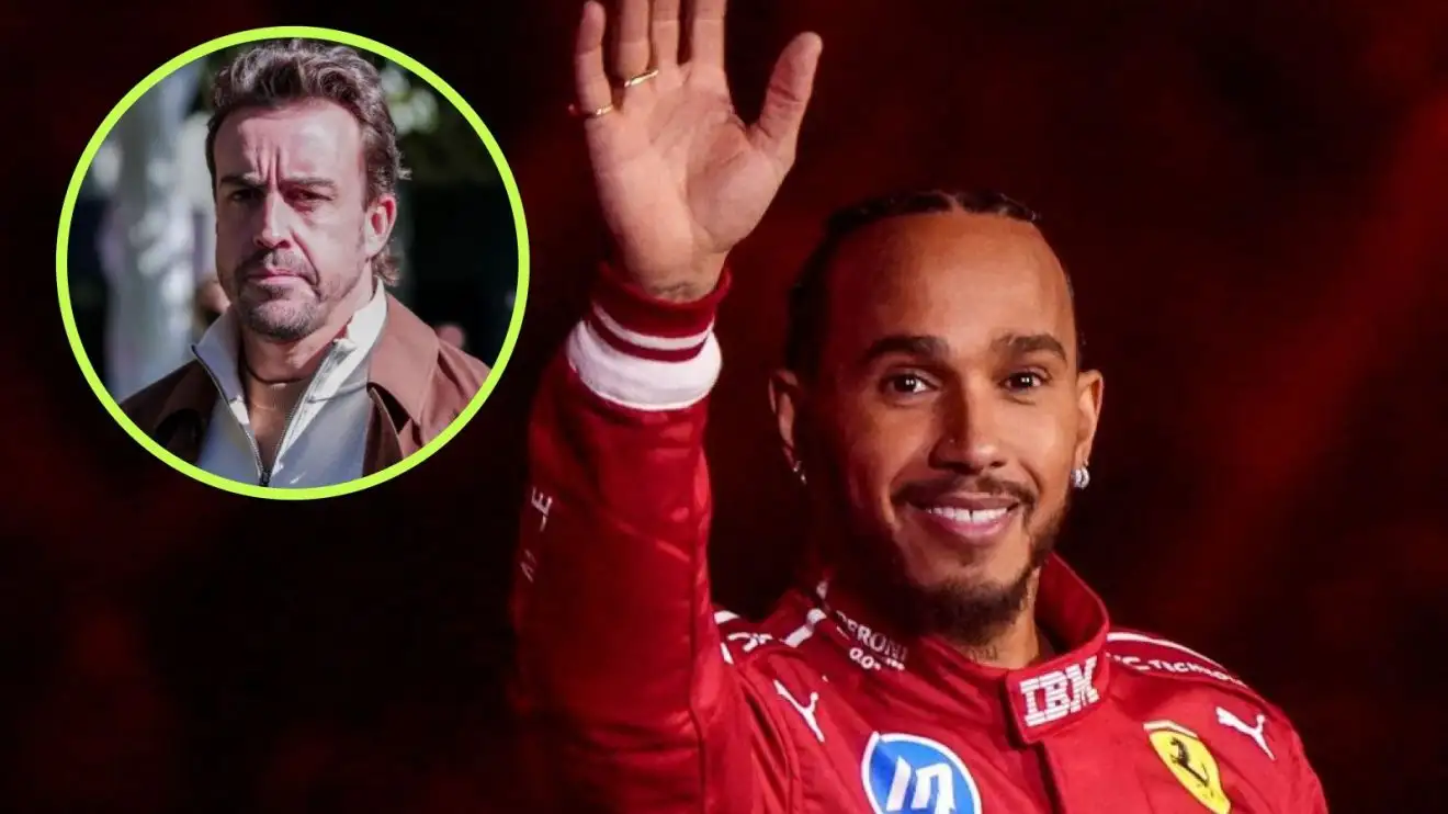Lewis Hamilton, con su mono de carreras de Ferrari, saluda a la multitud, con Fernando Alonso en un círculo en la parte superior izquierda.