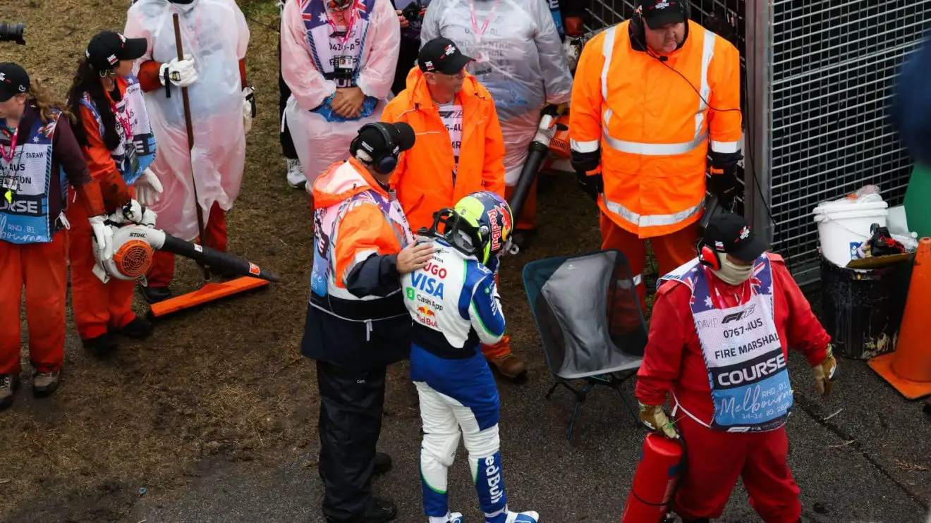 Isack Hadjar, Formula 1 kariyerinin ilk yarışına formasyon turunda veda etti.