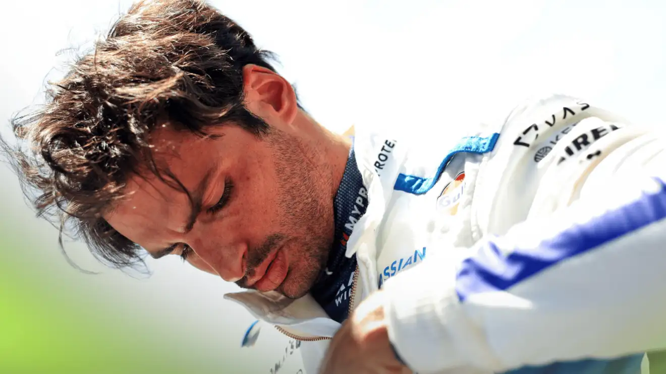 F1 COSMOS | Carlos Sainz en un lugar