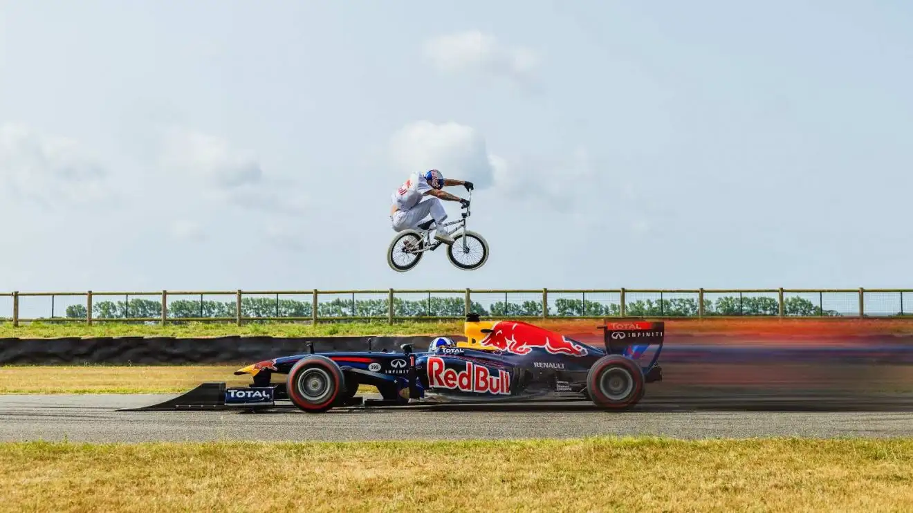 Red Bull Hace Historia: Ciclista de BMX Salta Sobre un F1 en Movimiento en la Acrobacia Más 'Aterradora'