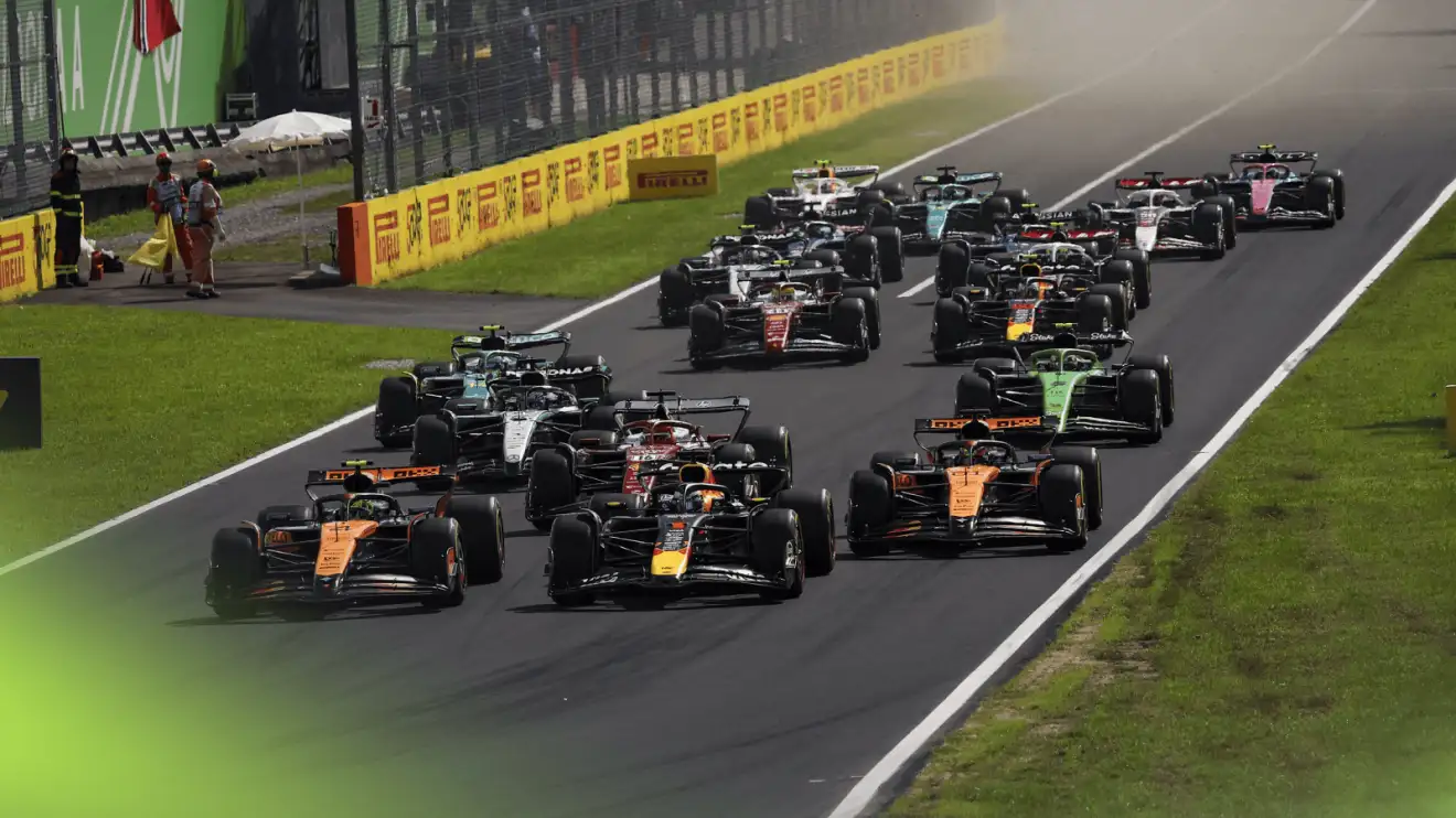 A Cadillac, nova equipe da F1 para 2026, realizou uma simulação completa do GP da Itália em Monza, testando processos de corrida, estratégia e integração entre equipes nos EUA e Reino Unido. Leia em: https://www.boxbox-radio.com/blog/2025/destaque/cadillac-simulacao-monza