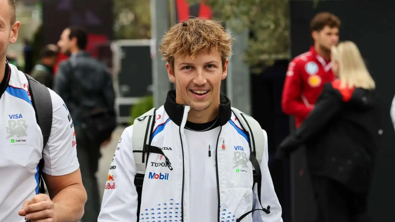 リアム・ローソン、初号車をメンタルヘルス慈善団体へ競売 – 若年層支援に