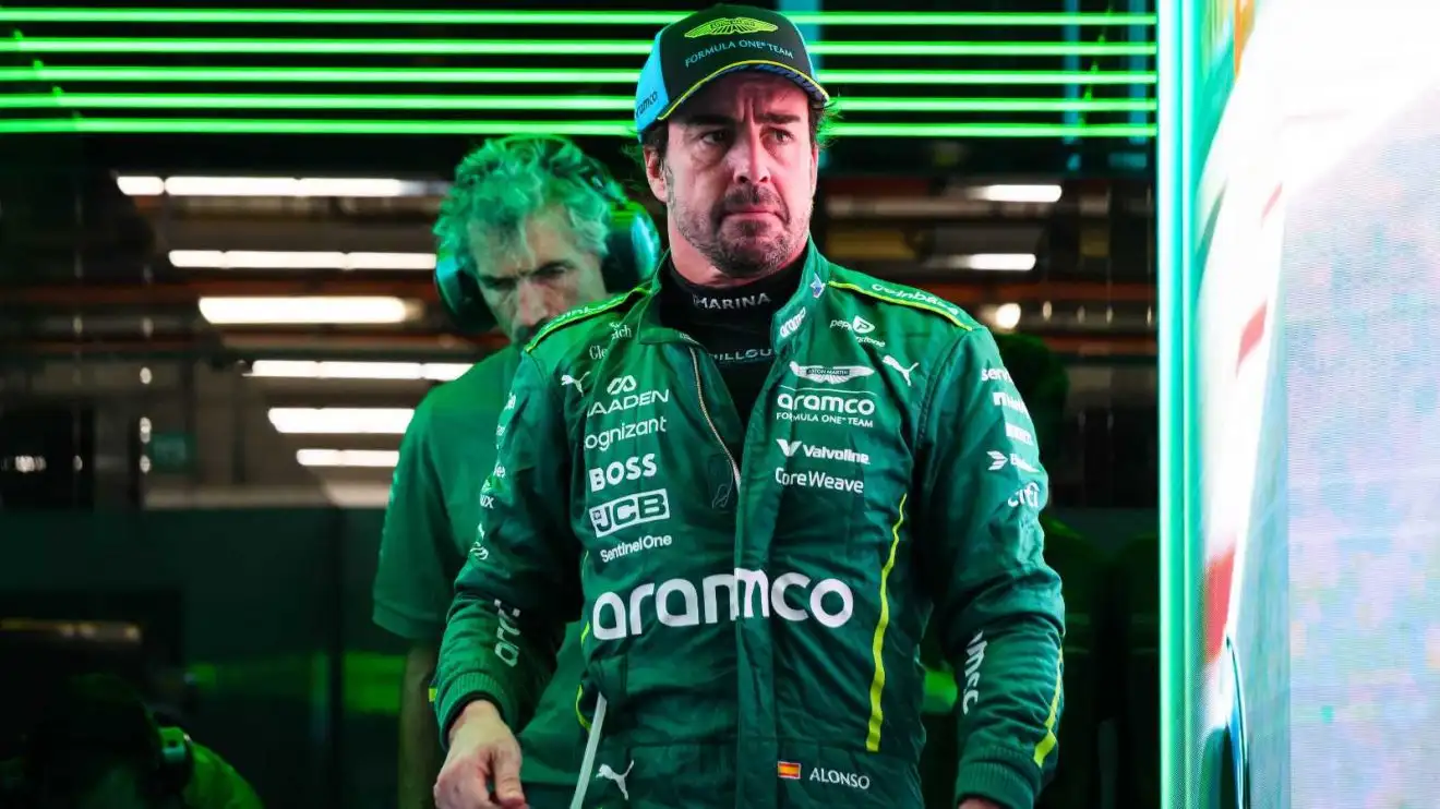 アロンソ、シンガポールGPプラクティスで巧妙なステアリングトリックを披露 - ボタン氏が指摘