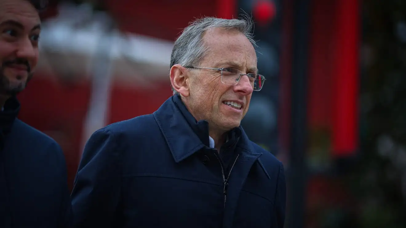 F1动态:法拉利CEO承认差距,克莱尔·威廉姆斯瞄准政坛,红牛2025战略曝光