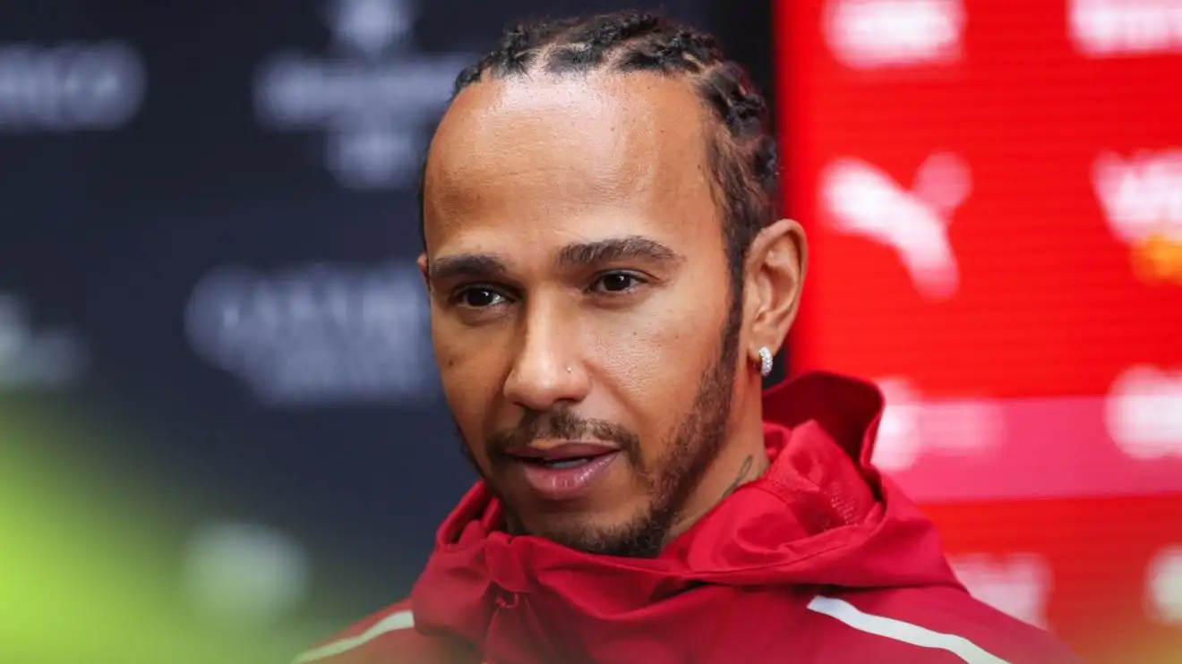 Lewis Hamilton allude a un contratto "piuttosto lungo" con la Ferrari tra le speculazioni sul futuro