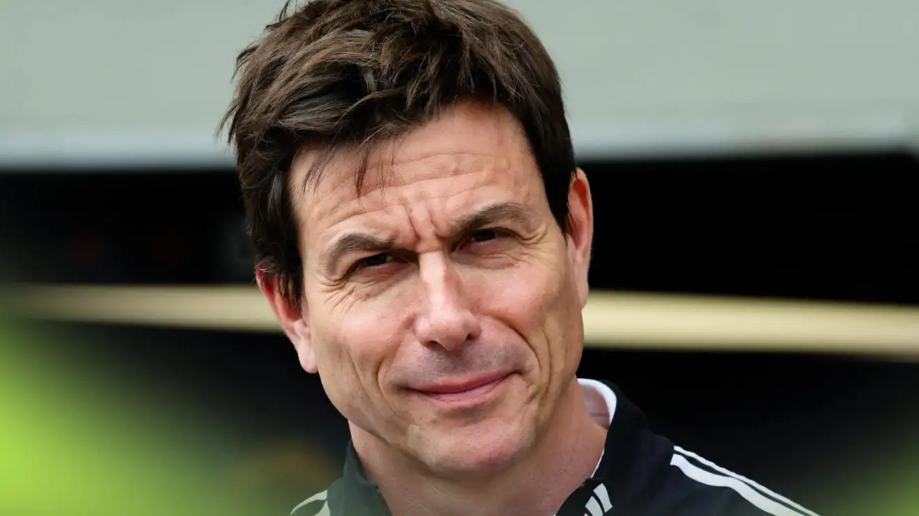 F1ニュース roundup:ヴォルフのメルセデス株売却、レーシング・ブルズの謝罪、レッドブルの2026年エンジン、ローソンに「フェルスタッペン的」な大胆さ