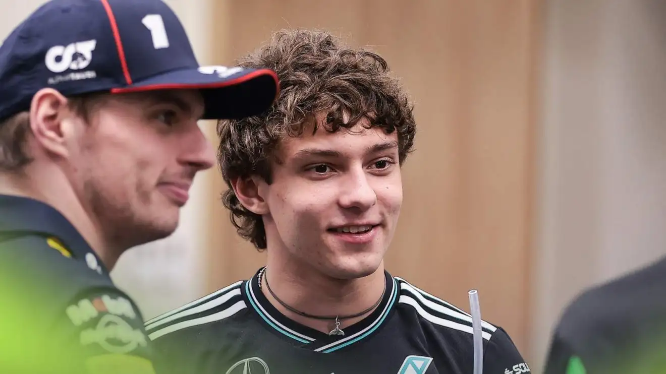 Antonelli pede desculpas a Verstappen por erro no Catar; holandês minimiza impacto no título