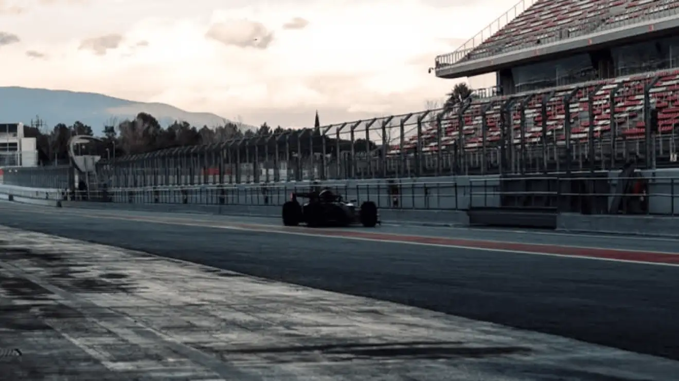 奥迪2026款F1赛车测试,确认双推杆悬挂成新趋势