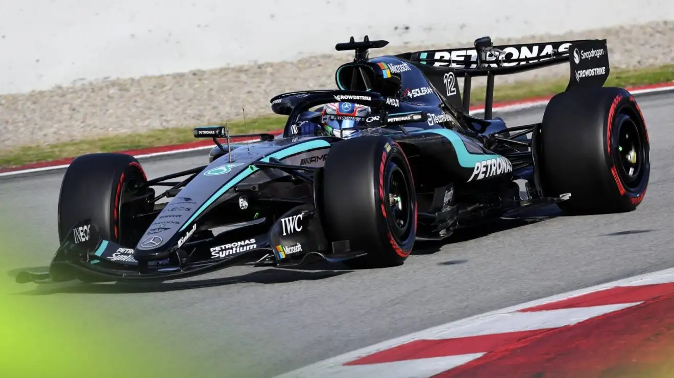 메르세데스, 바르셀로나 셰이크다운 장악… 해밀턴, 페라리 첫 운전에서 스핀