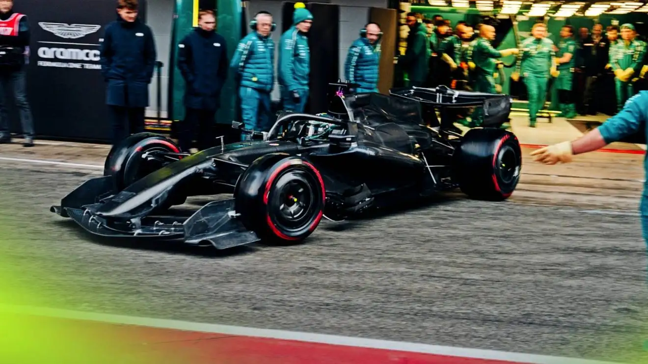 아스톤 마틴 AMR26, 예비 시험 주행 첫날 '예방 차원 정지'로 조기 마무리