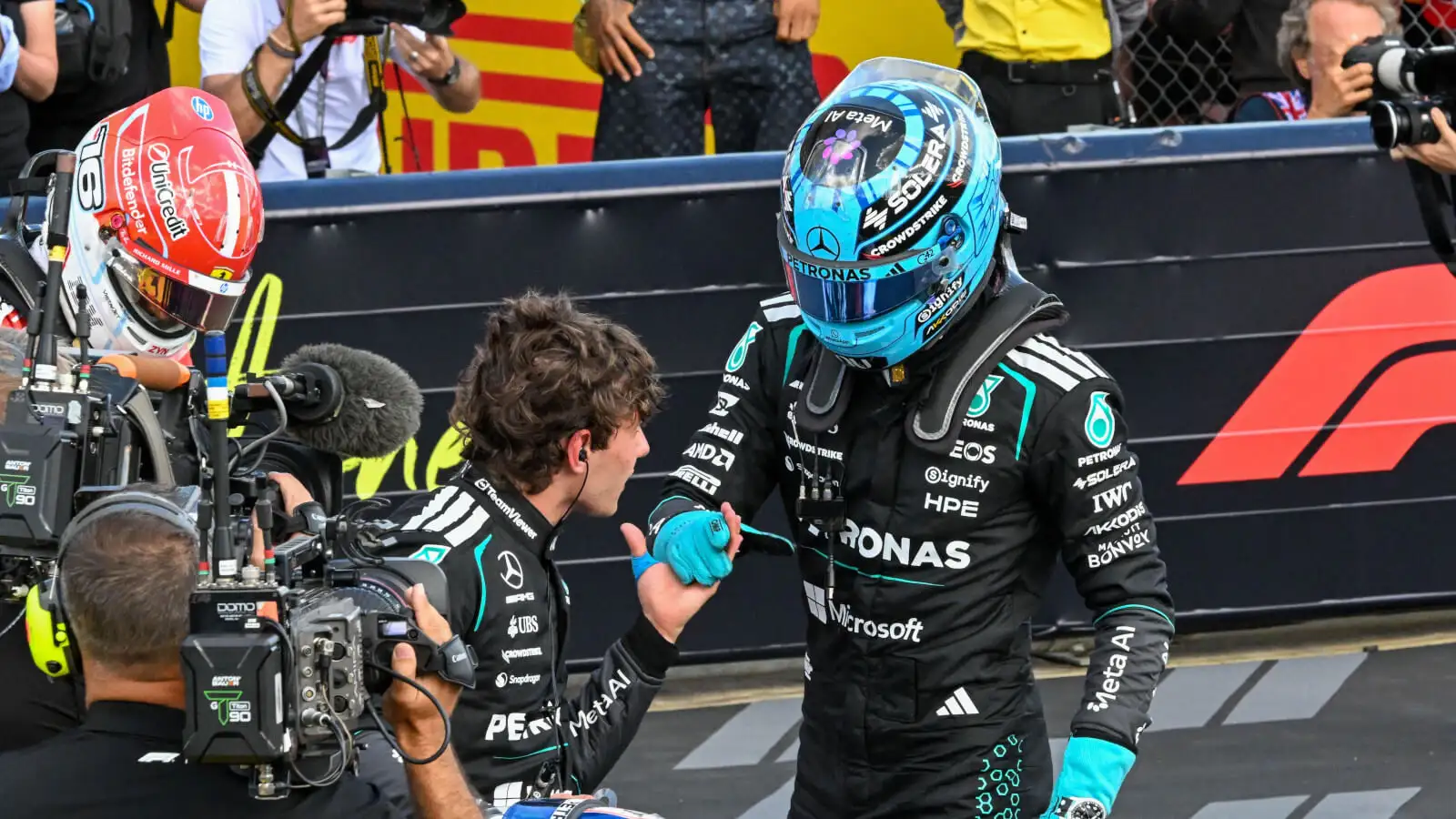 George Russell e Kimi Antonelli in pista durante la gara di Formula 1 2026