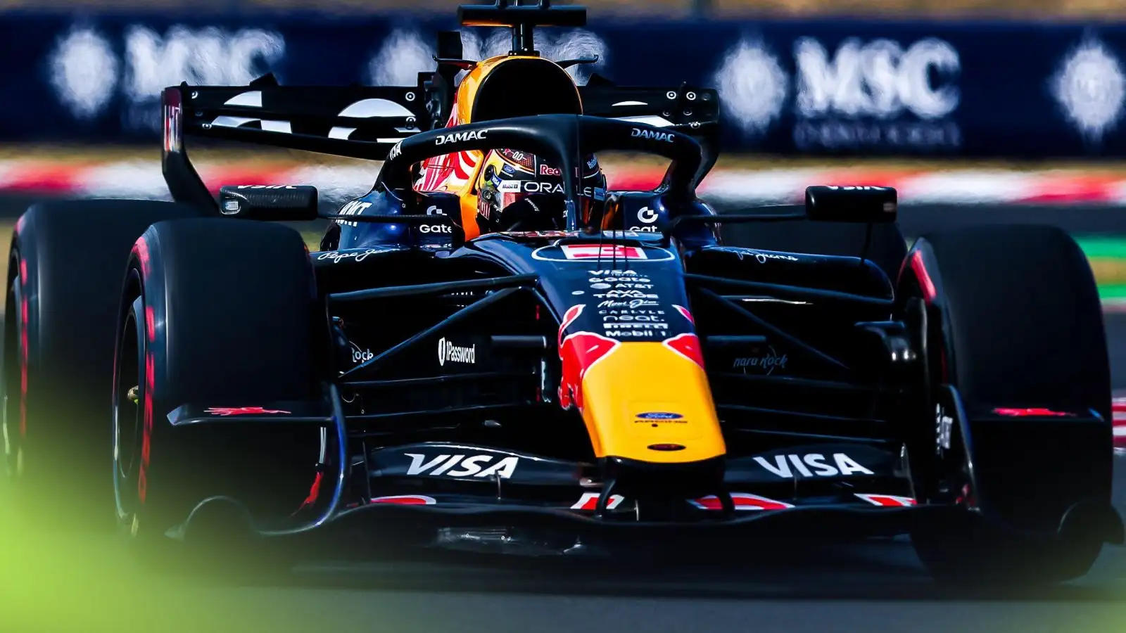 Red Bull e Max Verstappen in pista, con problemi tecnici e giudizi critici da parte di Smedley