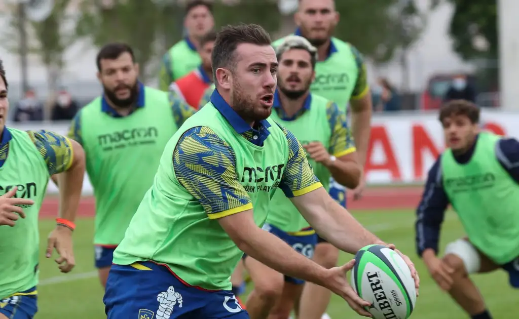United Rugby Championship: Ex-Munster fly-half JJ Hanrahan to make move from Clermont to Dragons