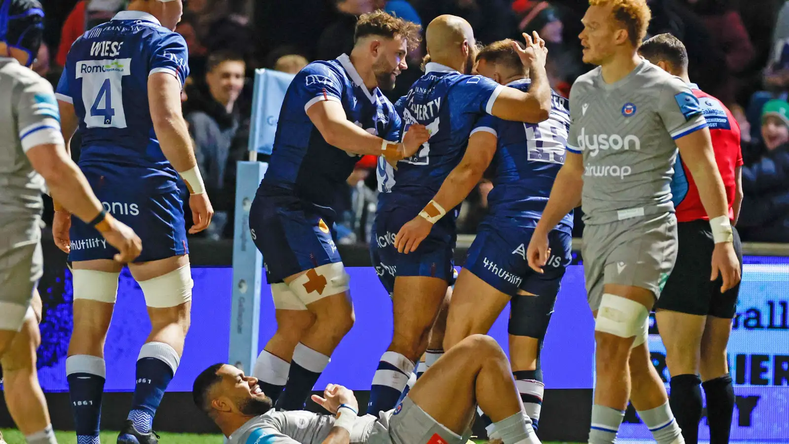Premiership Arron Reed touched down with the clock in the red to help Sale Sharks to a dramatic 30-27 triumph over an improving Bath side on Friday.