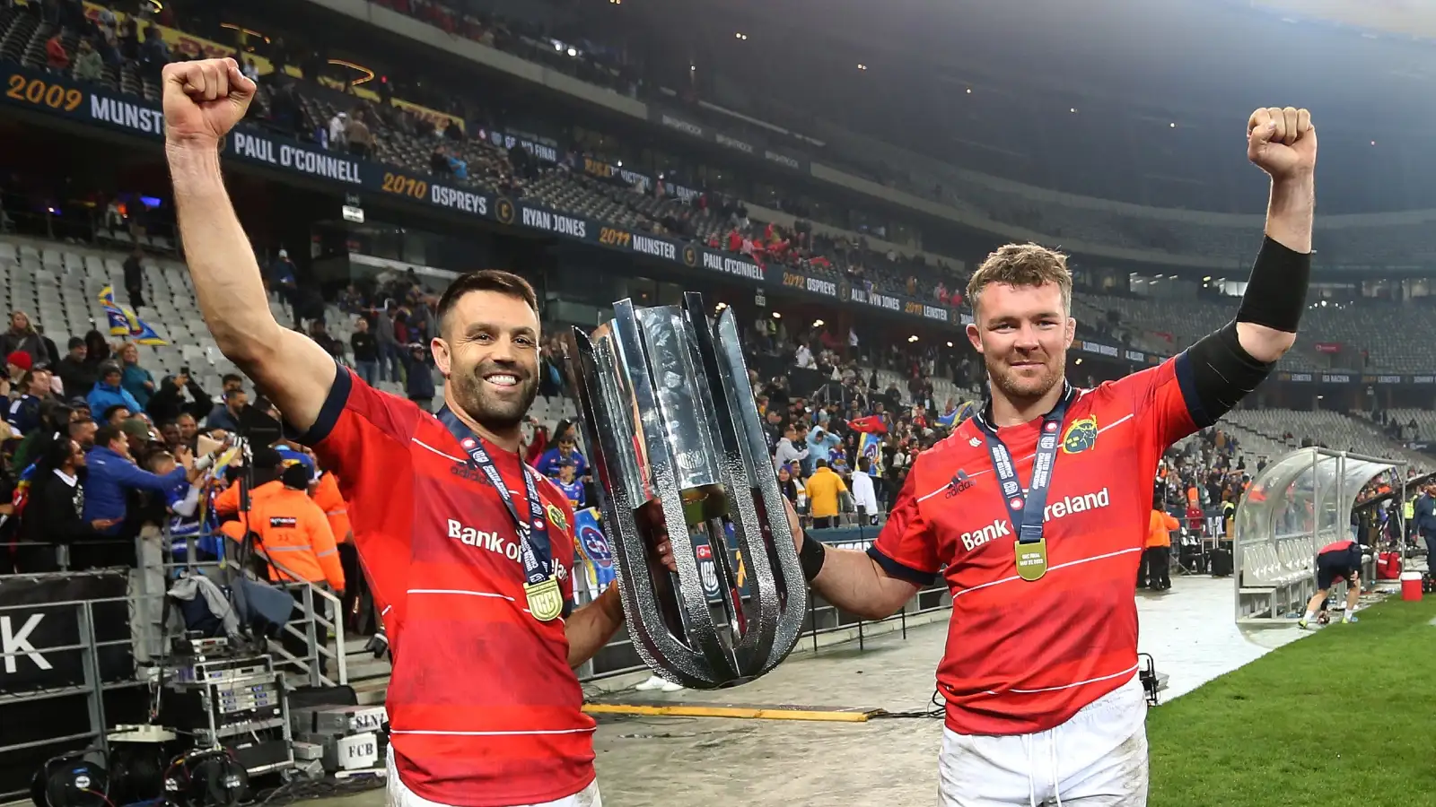 Munster's Peter O'Mahony and Conor Murray pose with the URC trophy