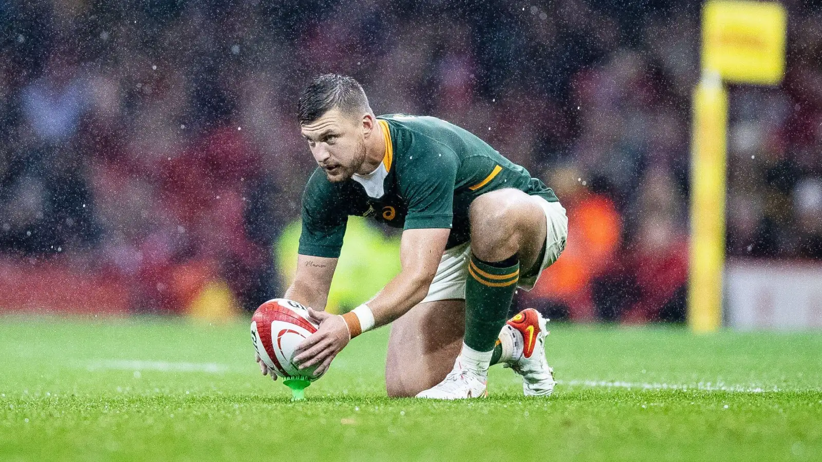 Le demi d'ouverture des Springboks Handre Pollard aligne un coup de pied.