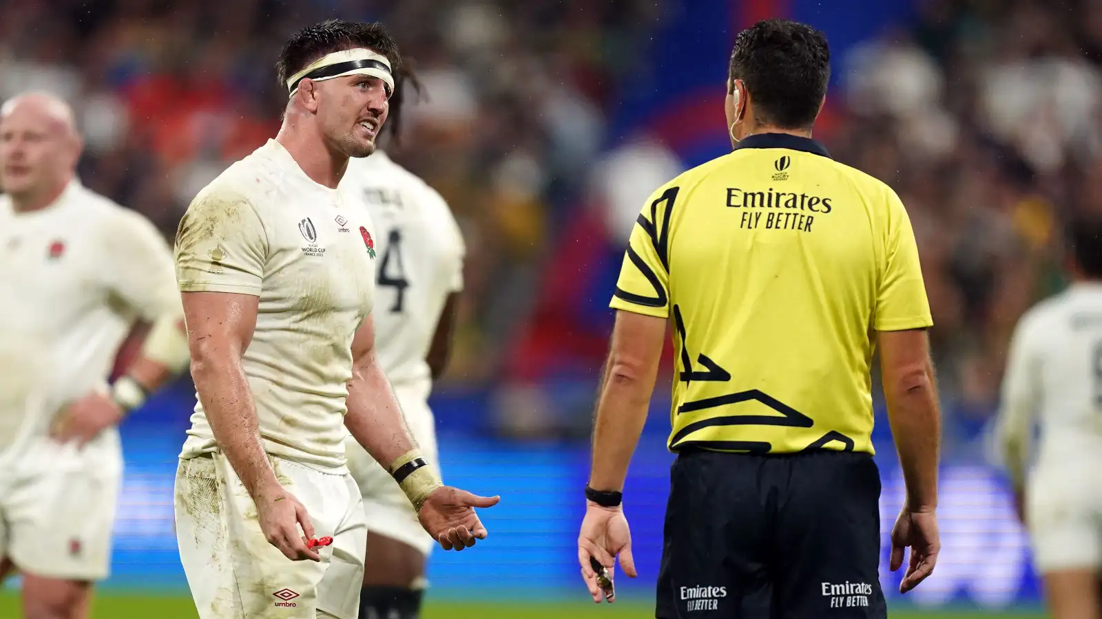 Le flanker anglais Tom Curry parle à l'arbitre Ben O'Keeffe.