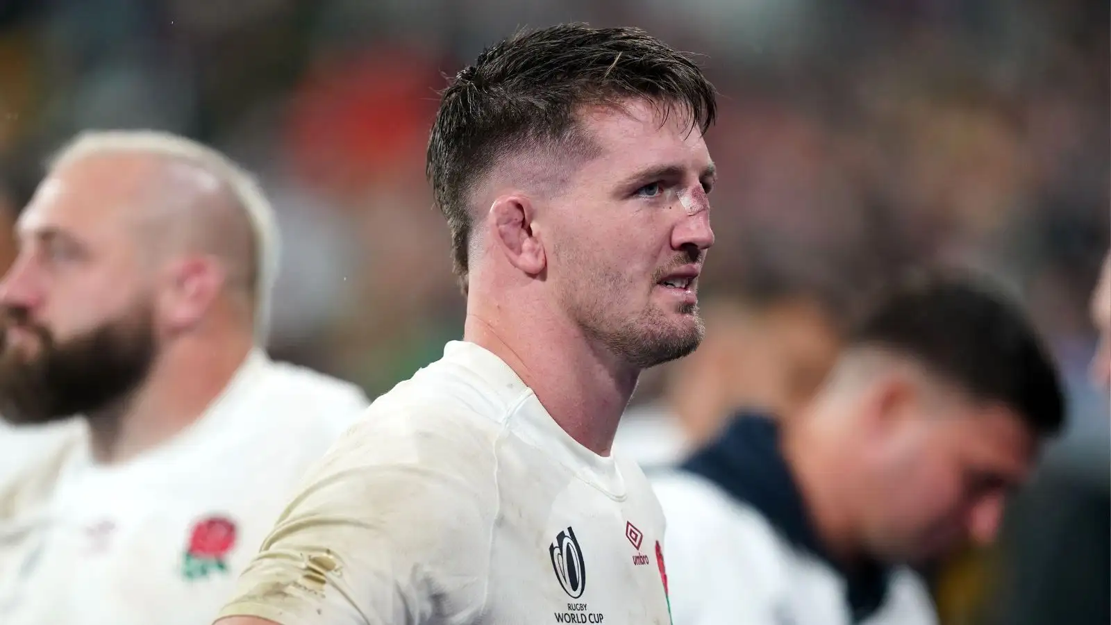Tom Curry, de l'Angleterre, abattu après le match de demi-finale de la Coupe du monde de rugby 2023 au Stade de France