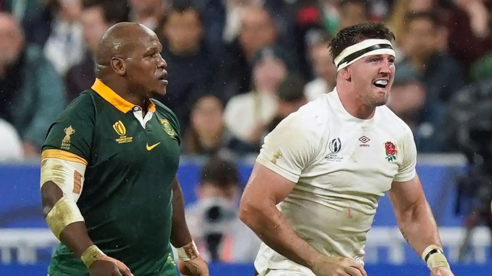 Tom Curry (à droite) en Angleterre et Bongi Mbonambi en Afrique du Sud lors de la demi-finale de la coupe du monde de rugby.