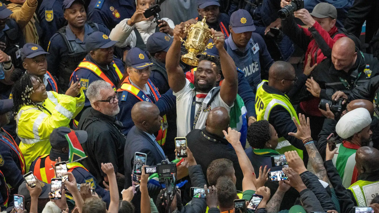 Le capitaine des Springboks, Siya Kolisi, tient la Coupe du monde de rugby à son retour.