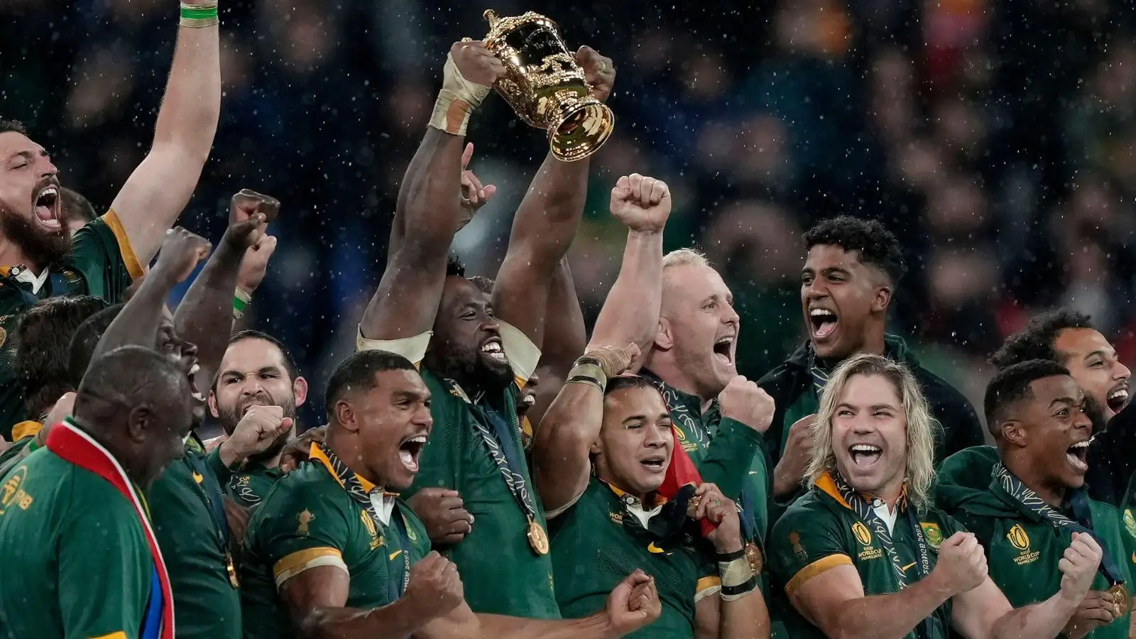 Les joueurs sud-africains célèbrent avec le trophée du vainqueur après avoir remporté le match final de la Coupe du monde de rugby contre la Nouvelle-Zélande au Stade de France.