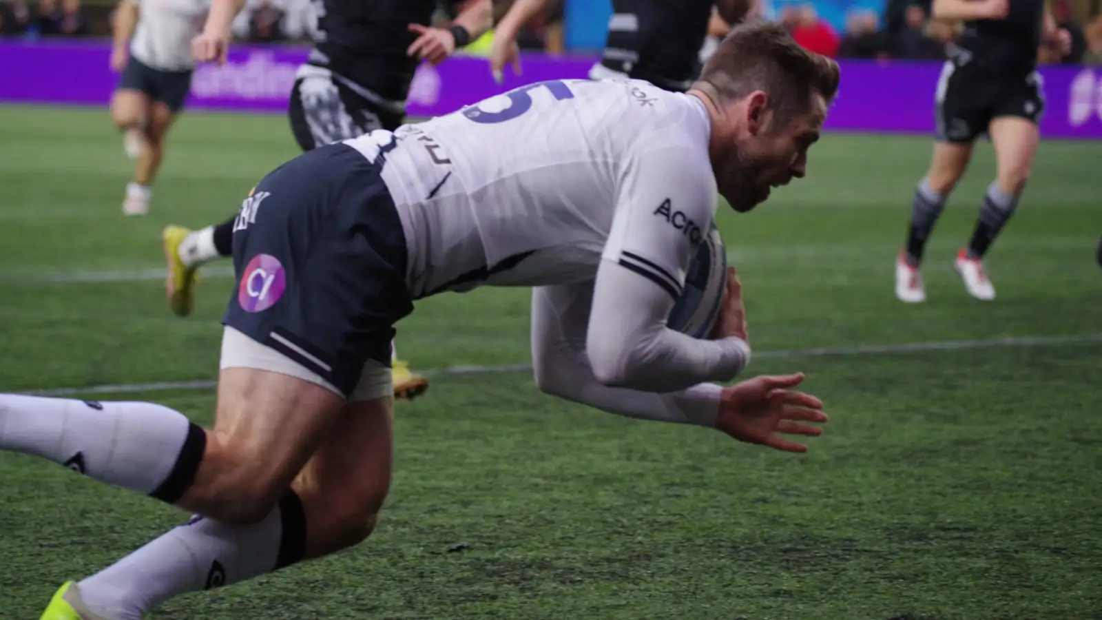 Elliot Daly scoring a try for Saracens against Newcastle in the Premiership.