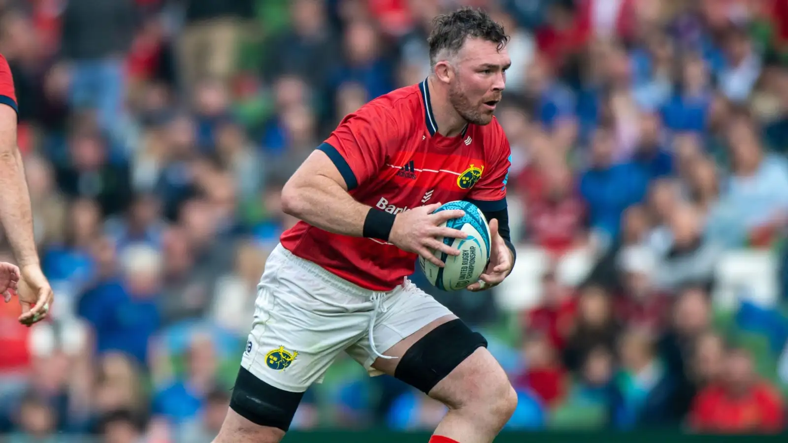 Le capitaine du Munster Peter O'Mahony à l'attaque avec le ballon en main.