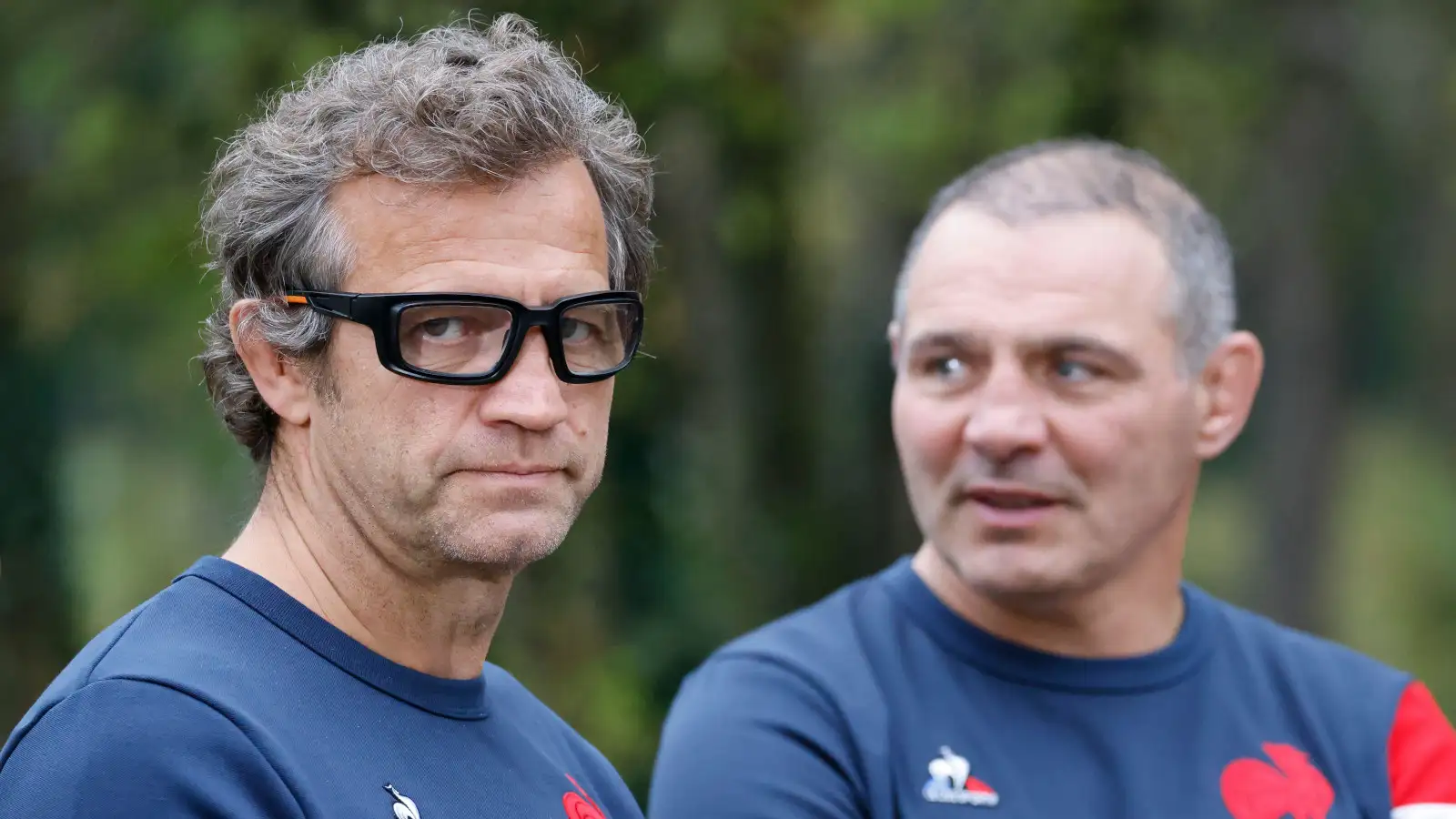 L'entraîneur-chef de la France Fabien Galthié avec Raphaël Ibanez derrière lui.