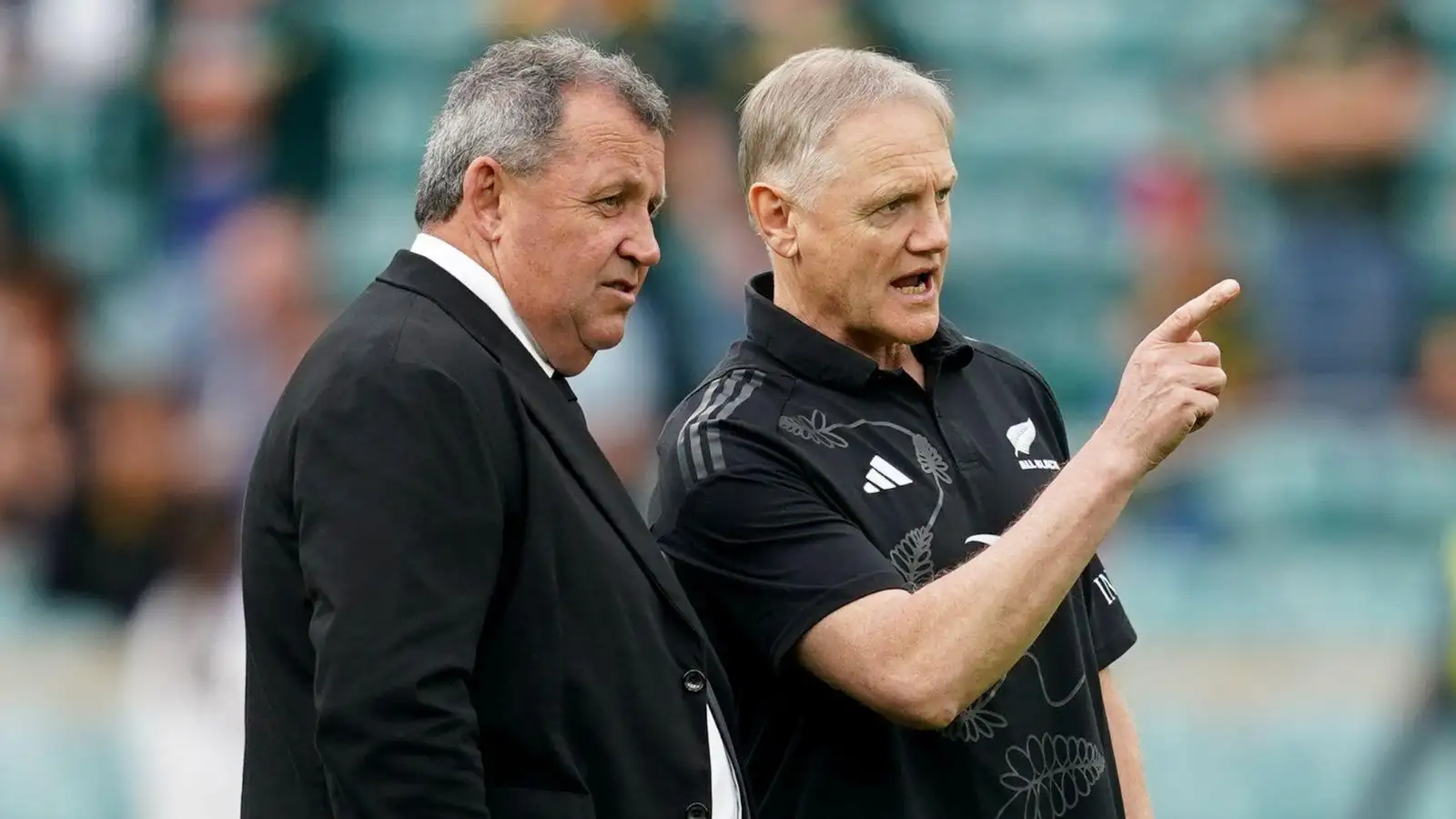 L'entraîneur-chef des All Blacks, Ian Foster, interagit avec l'entraîneur néo-zélandais Joe Schmidt.