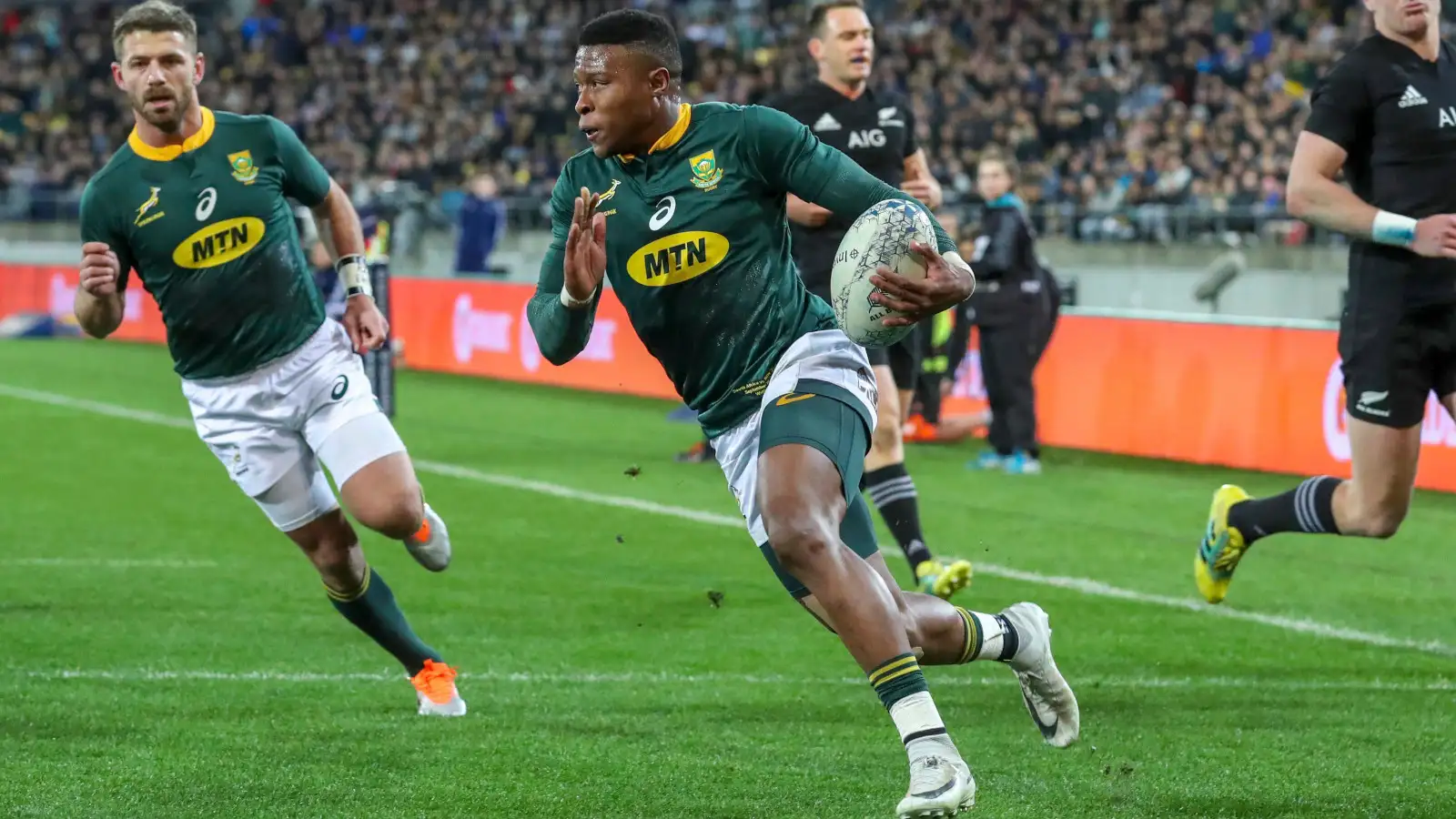 Aphiwe Dyantyi scoring a try for South Africa against New Zealand.