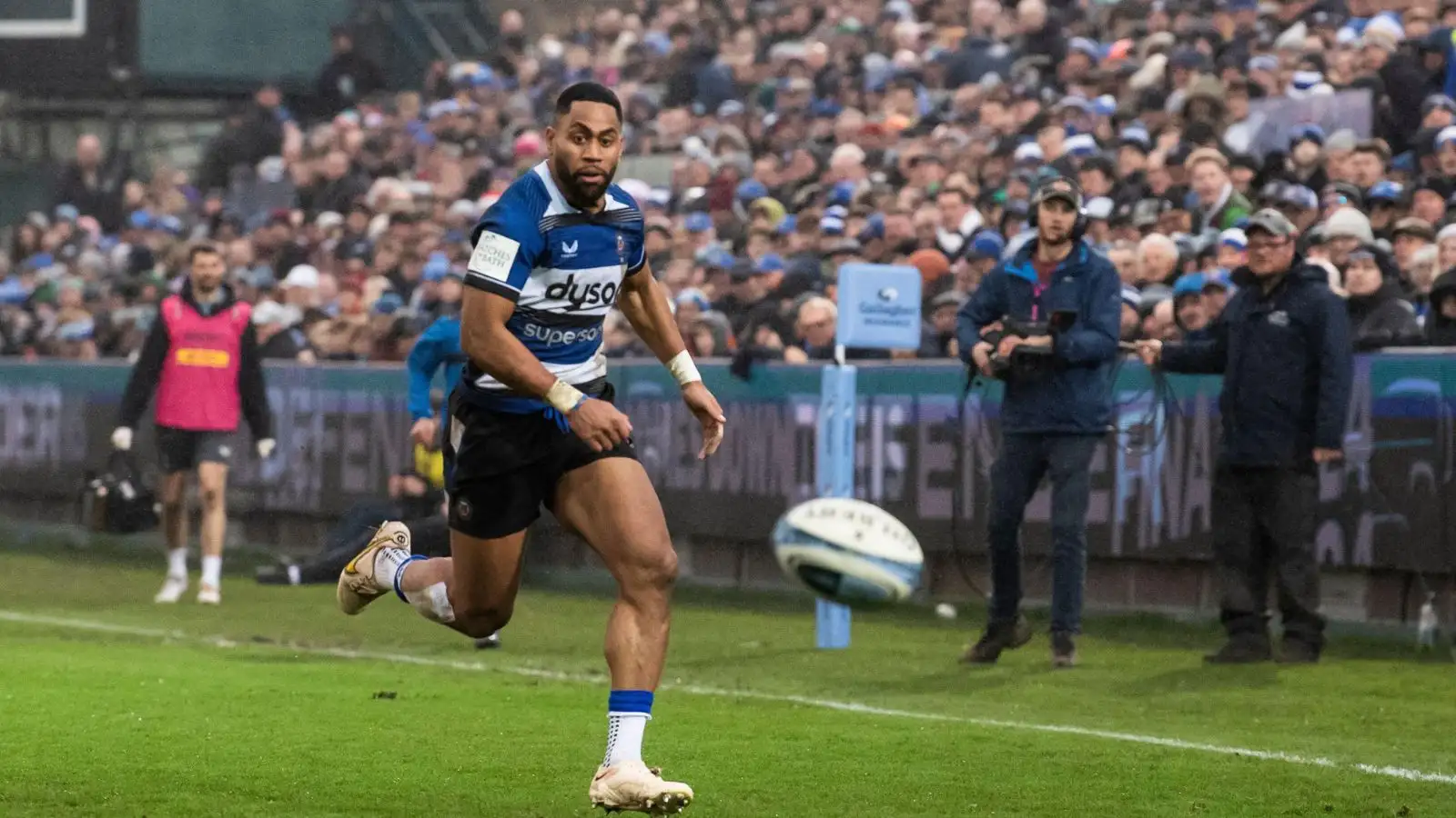 Bath Rugby Joe Cokanasiga in action at the Bath Rugby vs Harlequins