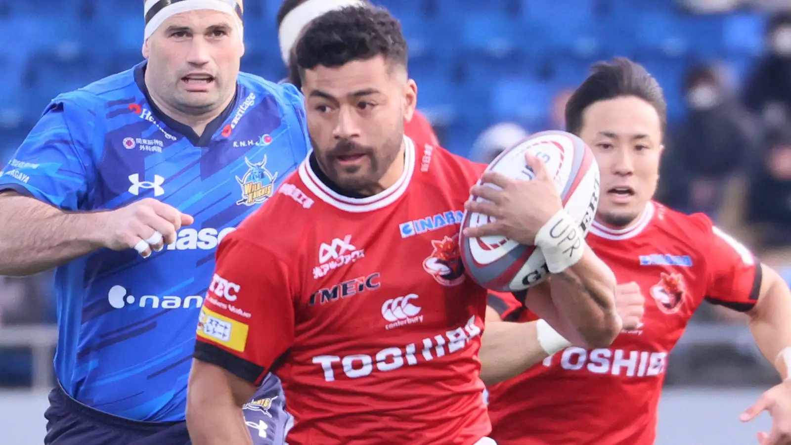 Richie Mo'unga on a run for Toshiba Brave Lupus against Saitama Wild Knights.