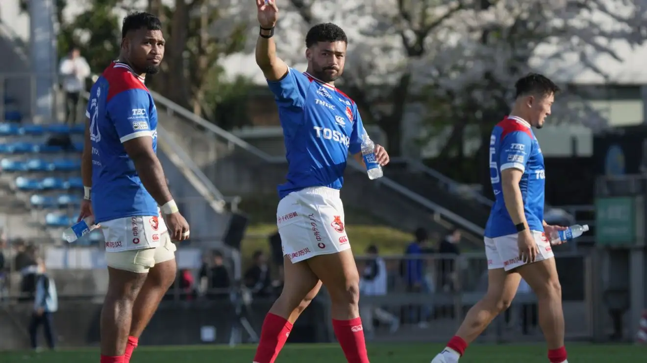 Toshiba Brave Lupus Tokyo fly-half Richie Mo'unga waves to fans.