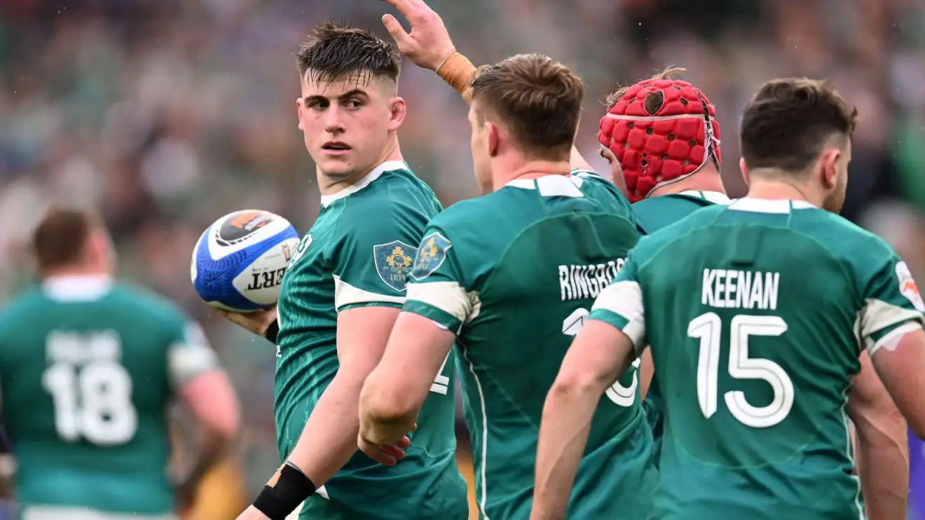El hooker irlandés Dan Sheehan felicitado por sus compañeros de equipo.