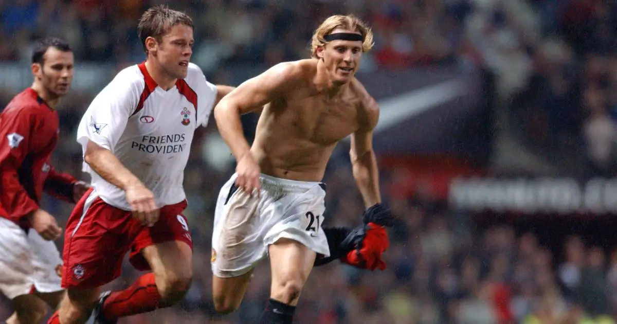 Cuando Diego Forlán marcó un golazo y jugó sin camiseta en el Manchester United