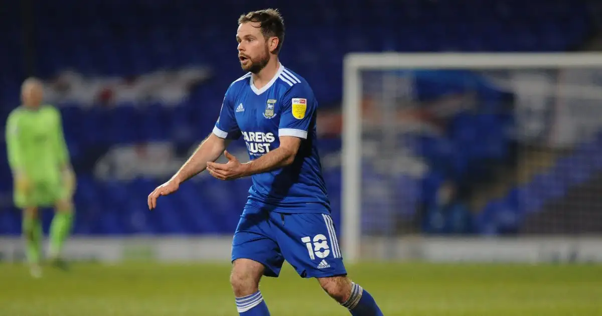 Watch: Ref squares up to Ipswich’s Alan Judge, gets restrained by players