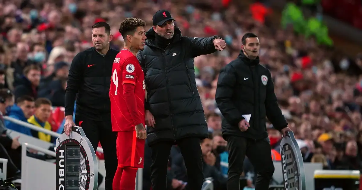 Liverpool manager Jurgen Klopp speaks to Roberto Firmino