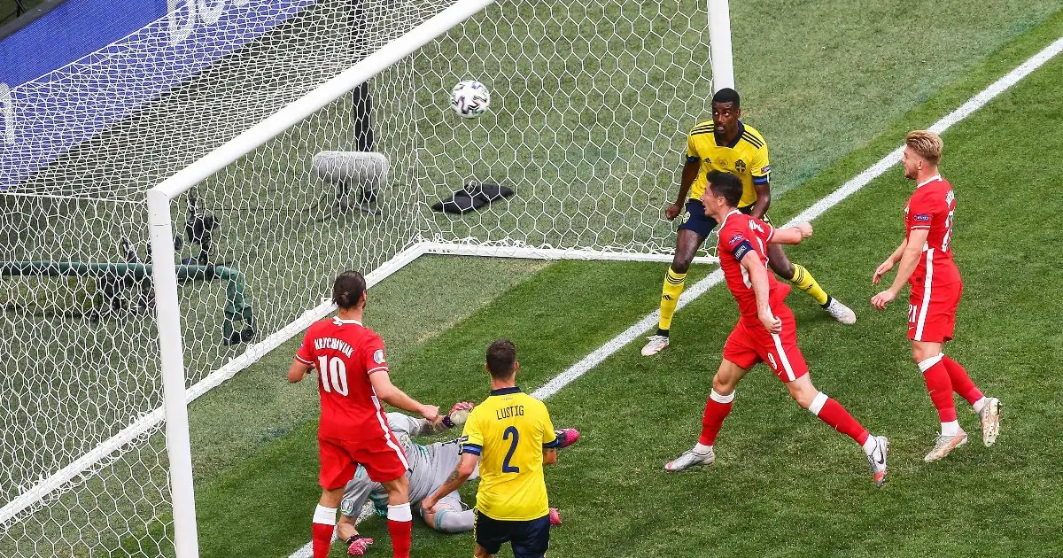 Watch: Robert Lewandowski somehow misses open goal chance vs Sweden