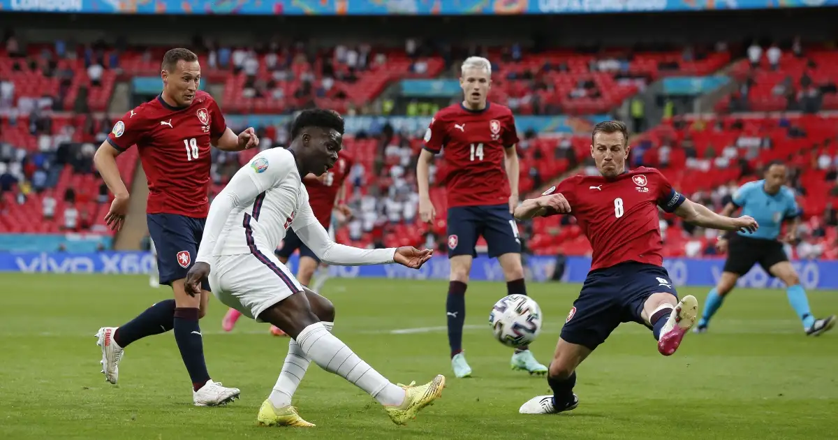 Watch: Bukayo Saka won’t let Grealish past him during England training