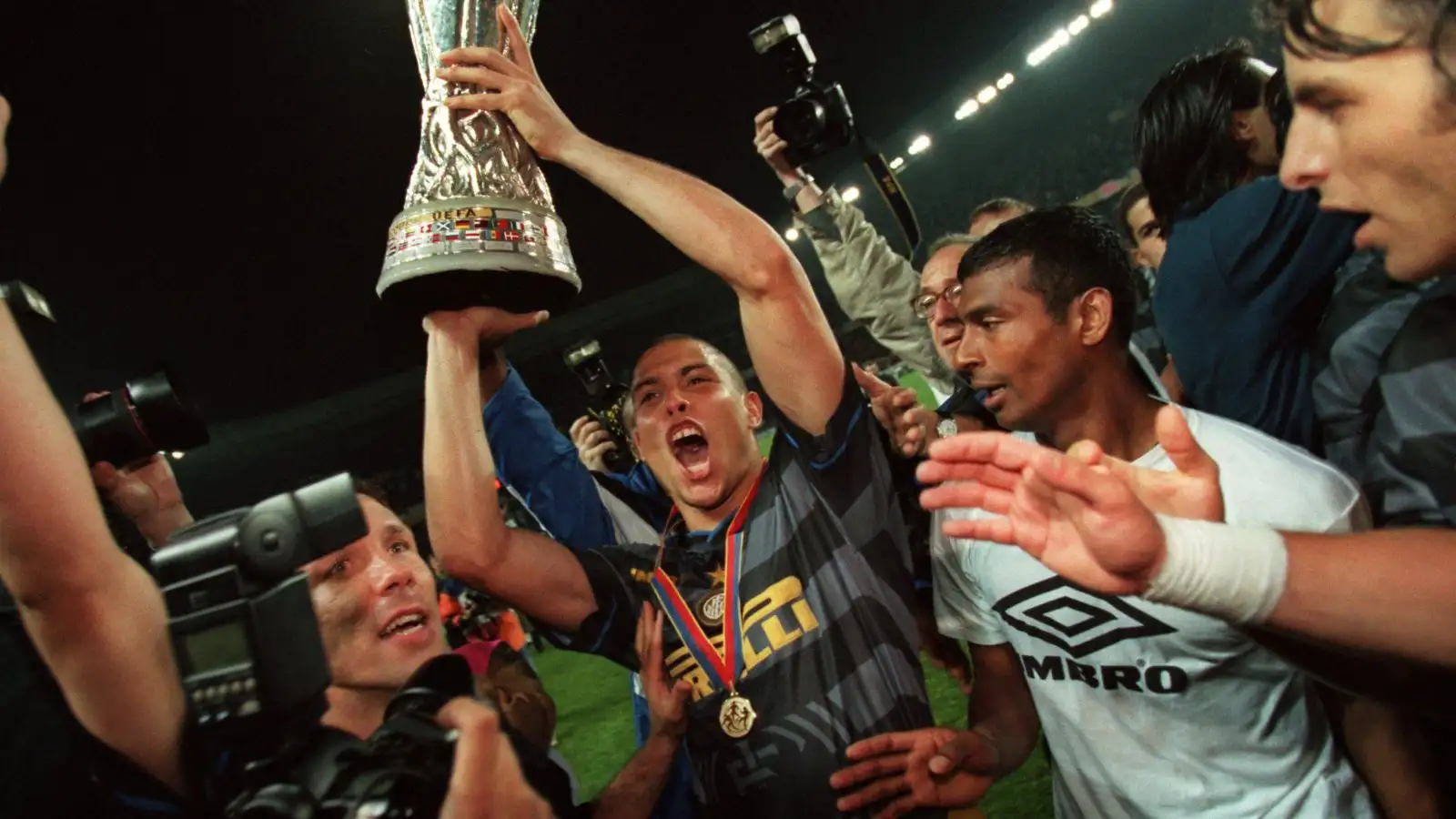 Ronaldo, Inter Milan celebrates with the UEFA Cup after Inter Milan beat Lazio 3-0 in the final in Paris. 6 May 1998.