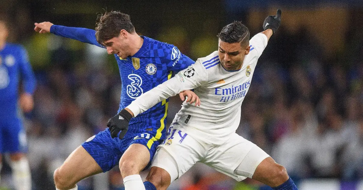 Real Madrid's Casemiro battles with Chelsea's Mason Mount during the Champions League match at Stamford Bridge. April 2022.