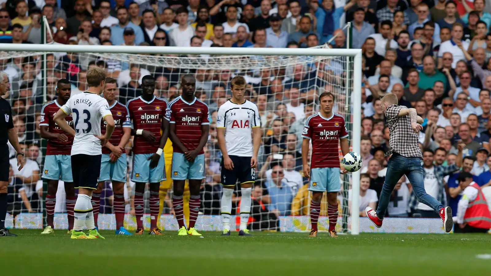 Celebrating the West Ham pitch invader that ‘bent it like Beckham’