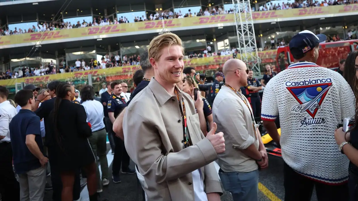 ABU DHABI, UNITED ARAB EMIRATES - NOVEMBER 26: Manchester City's Belgian midfielder Kevin De Bruyne walks on the grid ahead of the F1 Grand Prix of Abu Dhabi at Yas Marina Circuit on November 26, 2023 in Abu Dhabi, United Arab Emirates.