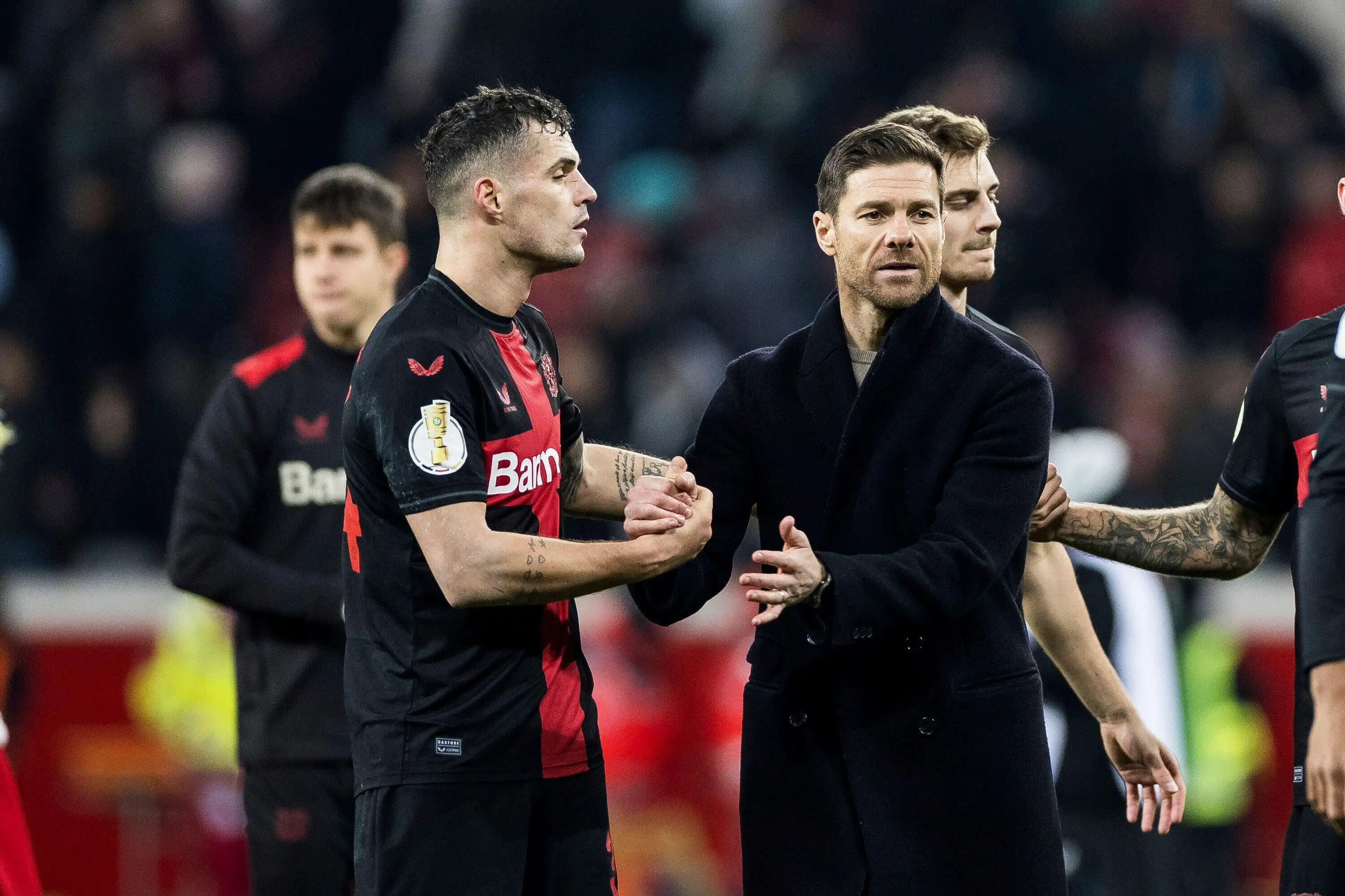 Leverkusen, Deutschland. 06th Dec, 2023. Xabi Alonso (Trainer Bayer 04 Leverkusen) klatscht mit Granit Xhaka (Bayer 04 Leverkusen, #34) ab DFB Pokal Achtelfinale: Bayer 04 Leverkusen - SC Paderborn 07, BayArena Leverkusen