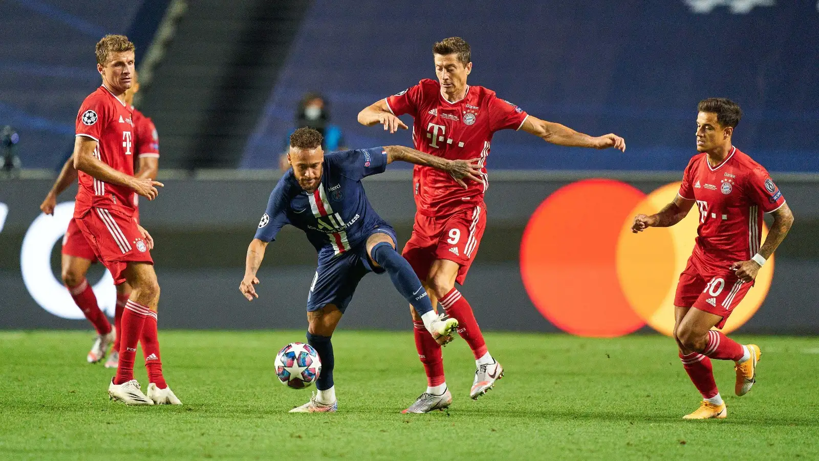 NEYMAR (PSG) and Robert LEWANDOWSKI (M), action, duels, left Thomas MUELLER (MÃ ller, M), right Philippe COUTINHO (M) Soccer Champions League, final, Paris St. Germain (PSG) - FC Bayern Munich (M) . 0: 1, on August 23, 2020 at the Estadio da Luz in Lisbon/Portugal.