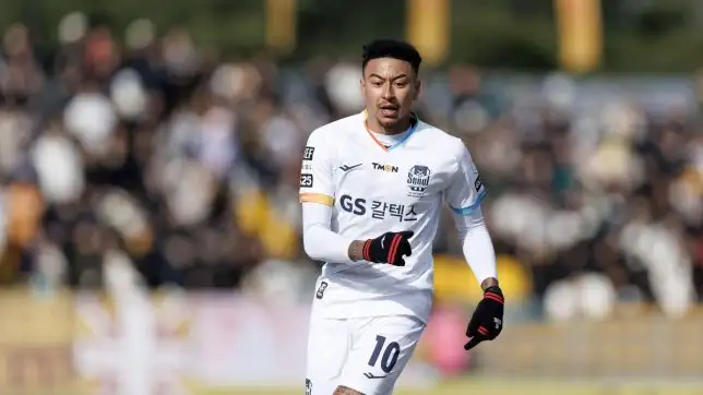 Jesse Lingard in action for FC Seoul.