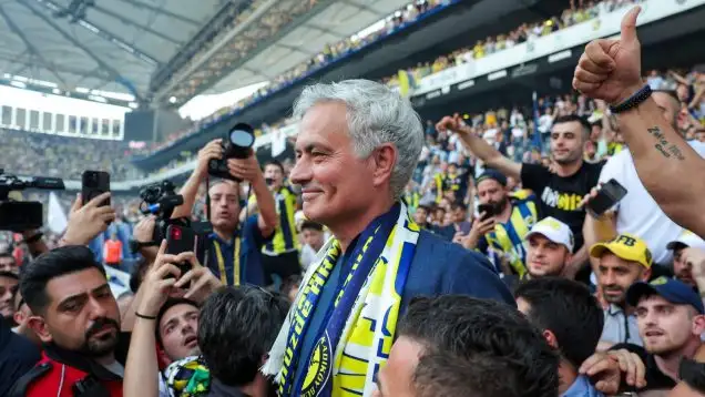 Jose Mourinho is presented to Fenerbahce fans.