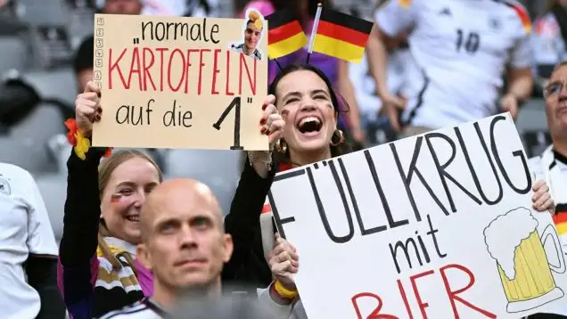 Fussball, Europameisterschaft, EURO 2024, Gruppe A, Allianz Arena MŸnchen: Deutschland - Schottland; Fans im Stadion.