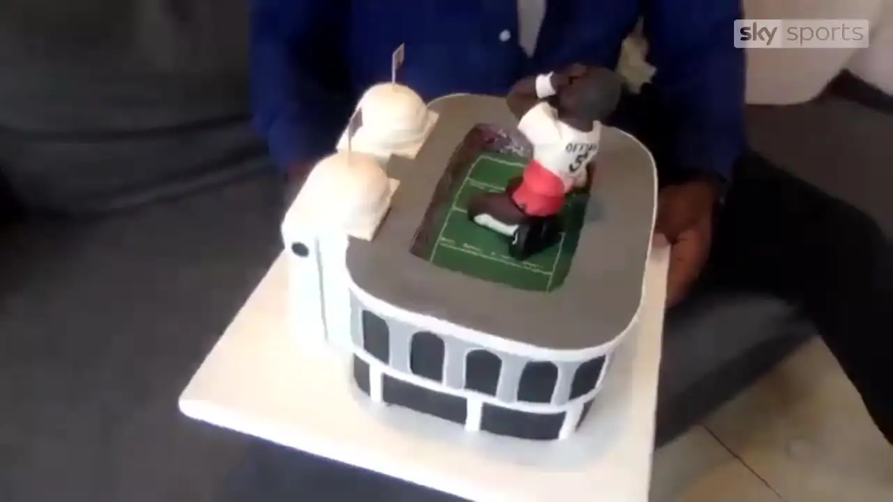 Phil Clarke gifts cake to Martin Offiah after costing him £10k at Wembley
